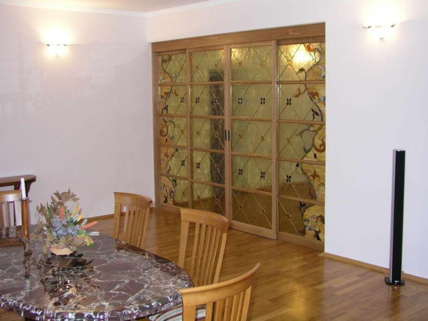 Перегородка для гостиной с цветным стеклом и декоративными вставками Липецк