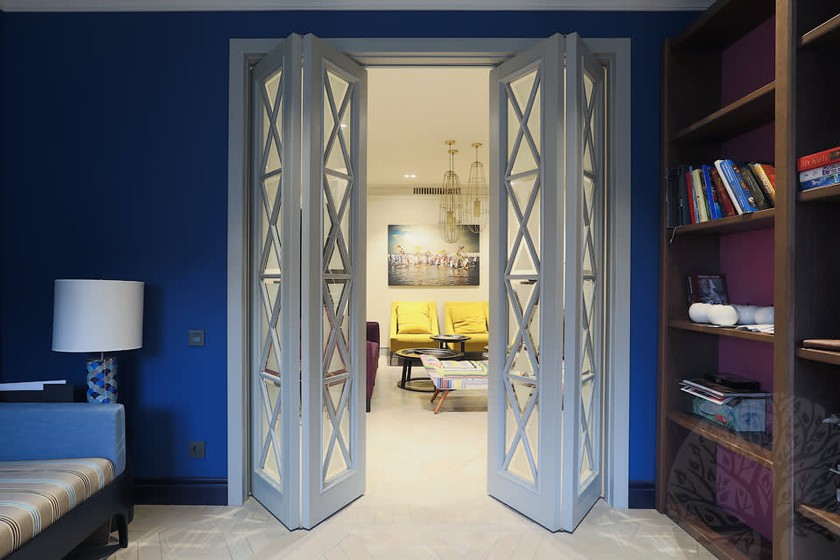 Двери гармошка  для гостиной со стеклами с разделителями Липецк